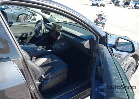 2026 Tesla Model Y Long Range Dual Motor All-Wheel Drive/Long Range Launch Series z USA, uszkodzony, nr VIN 7SAYGDEE4TA387636